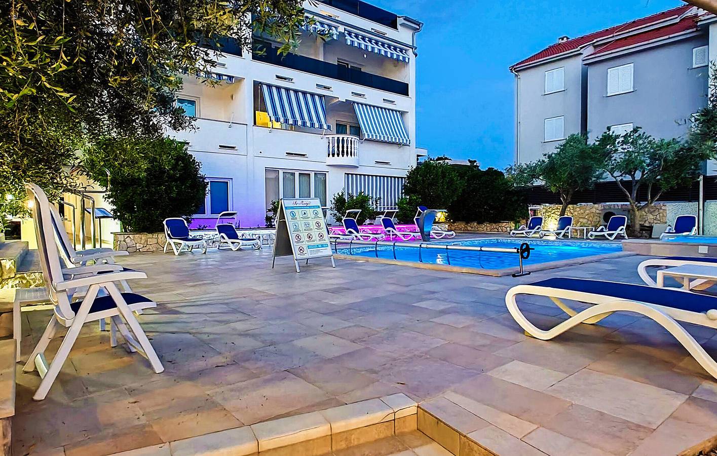 Ganze Ferienwohnung, Apartment mit Meerblick, Pool, Terrasse und WLAN – 400 m vom Strand entfernt in Stara Novalja, Pag