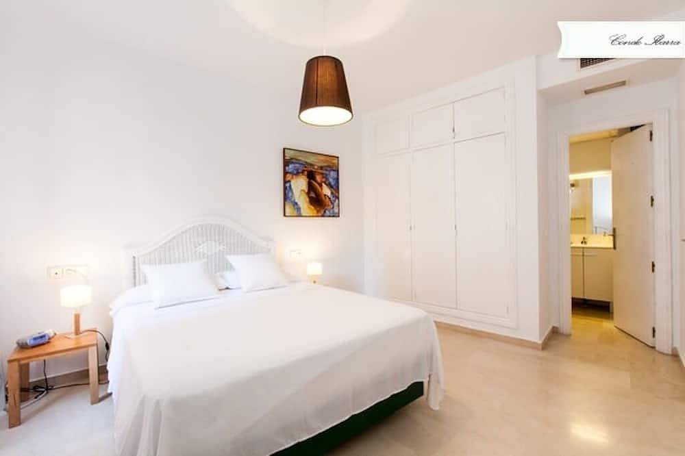 Entire apartment, Quiet-center-Wifi-parking+20€/d Swimming pool 15 May to 15 October in Casco Antiguo, Sevilla