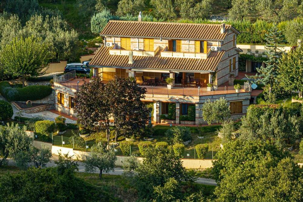 Entire apartment, Vintage charm and views of the Valnerina Valley in Terni, Valnerina