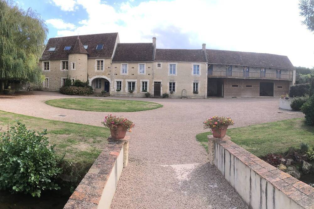 Coeur de Combray, sleeps 44 with pool & function space set in beautiful gardens in Ernes, Région de Caen