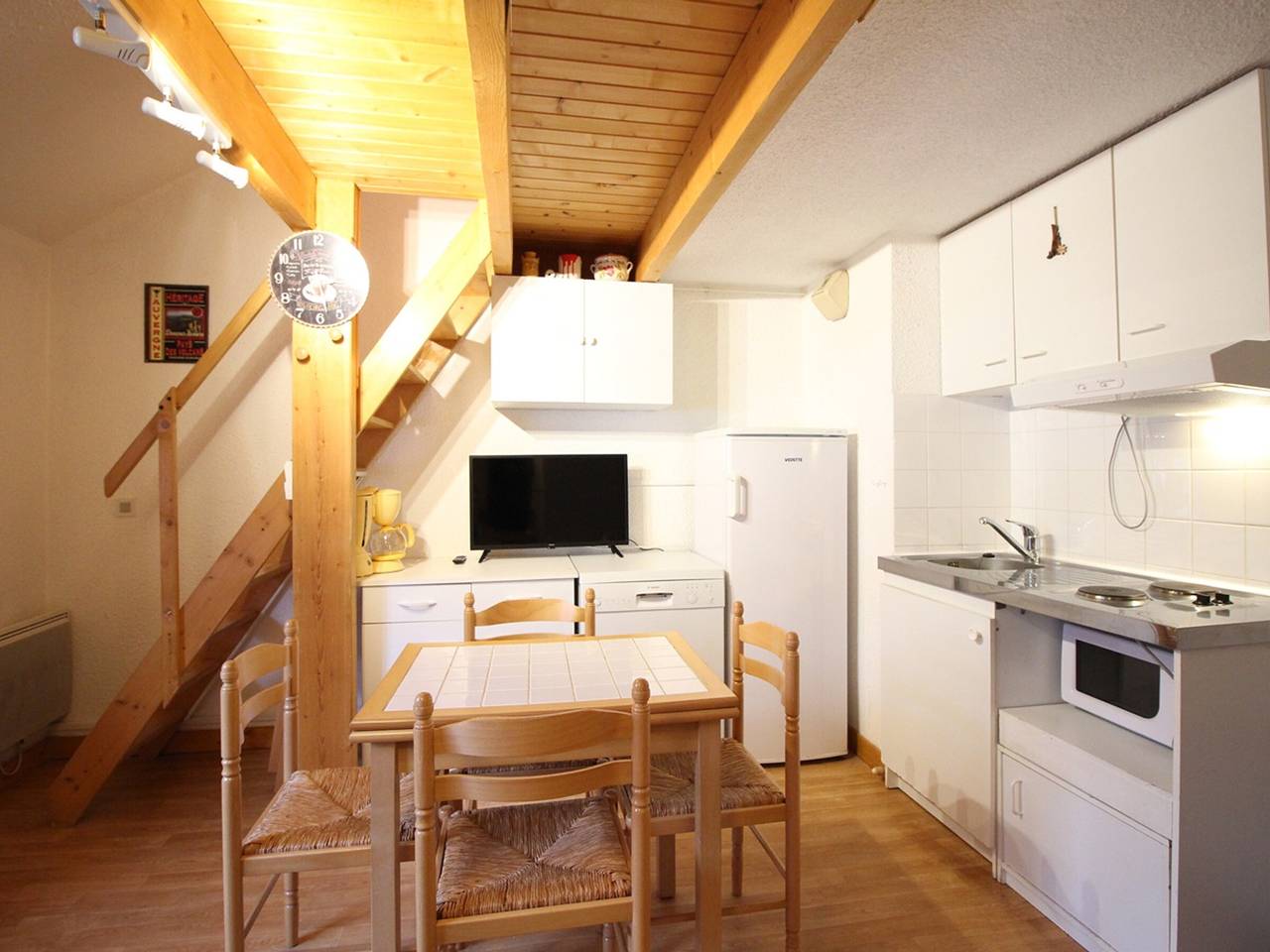 Entire apartment, F2 Bis Apartment Near Slopes for 5 Guests in Mont-Dore, Volcans d'Auvergne Regional Nature Park
