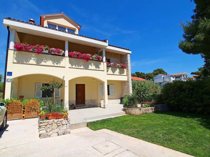 Ferienwohnung für 4 Personen, mit Garten in Grad Šibenik