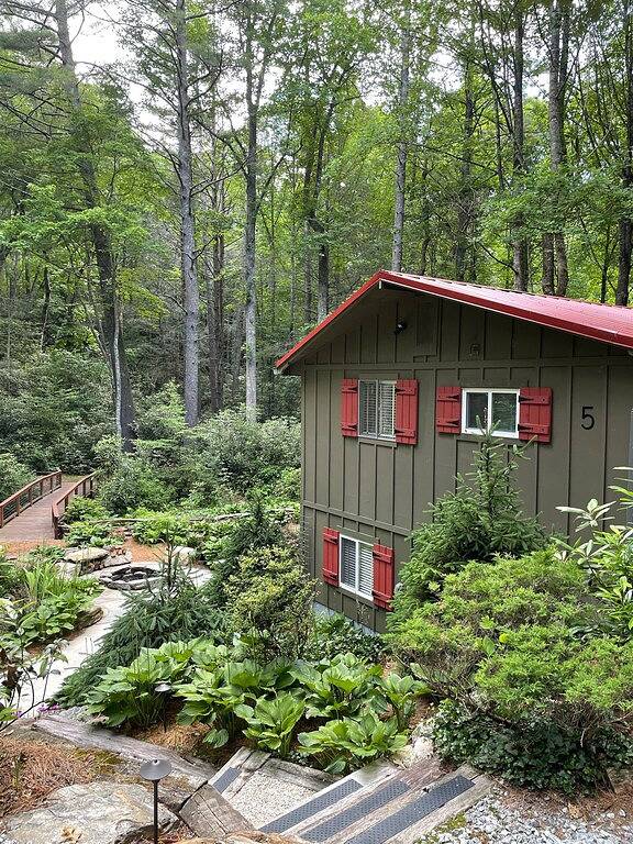 Creek side cottage with fire pit. Walk to Cashiers. Dog friendly. in Jackson County