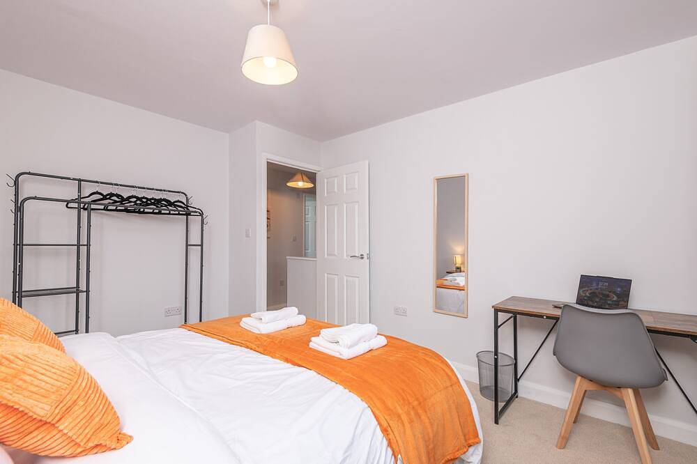 Large Comfy 4Br House | Sleeps 9 | Driveway Park | Games in Huddersfield, West Yorkshire