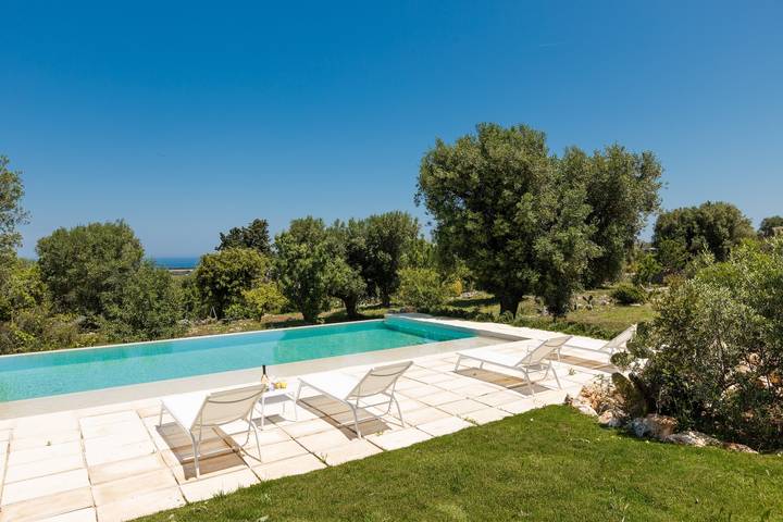 "Villa Filara" with Private Pool, Private Terraces & Wi-Fi in Carovigno, Salento