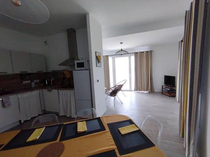 Gîte pour 6 personnes, avec vue ainsi que vue sur le lac et terrasse dans Lac de Monteux - 3