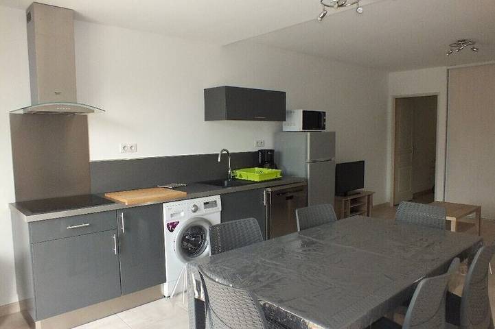 Appartement de vacances pour 4 personnes, avec terrasse ainsi que jardin et piscine