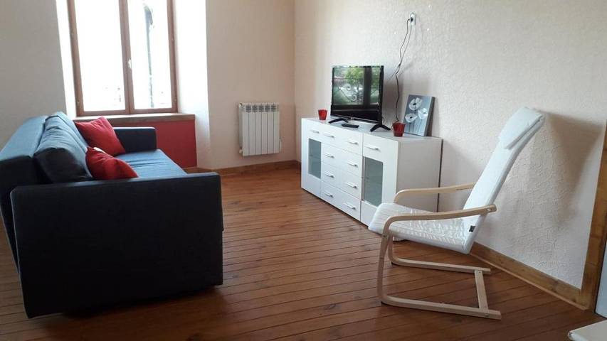 Gîte pour 6 personnes, avec terrasse et vue à Marcenat - 3