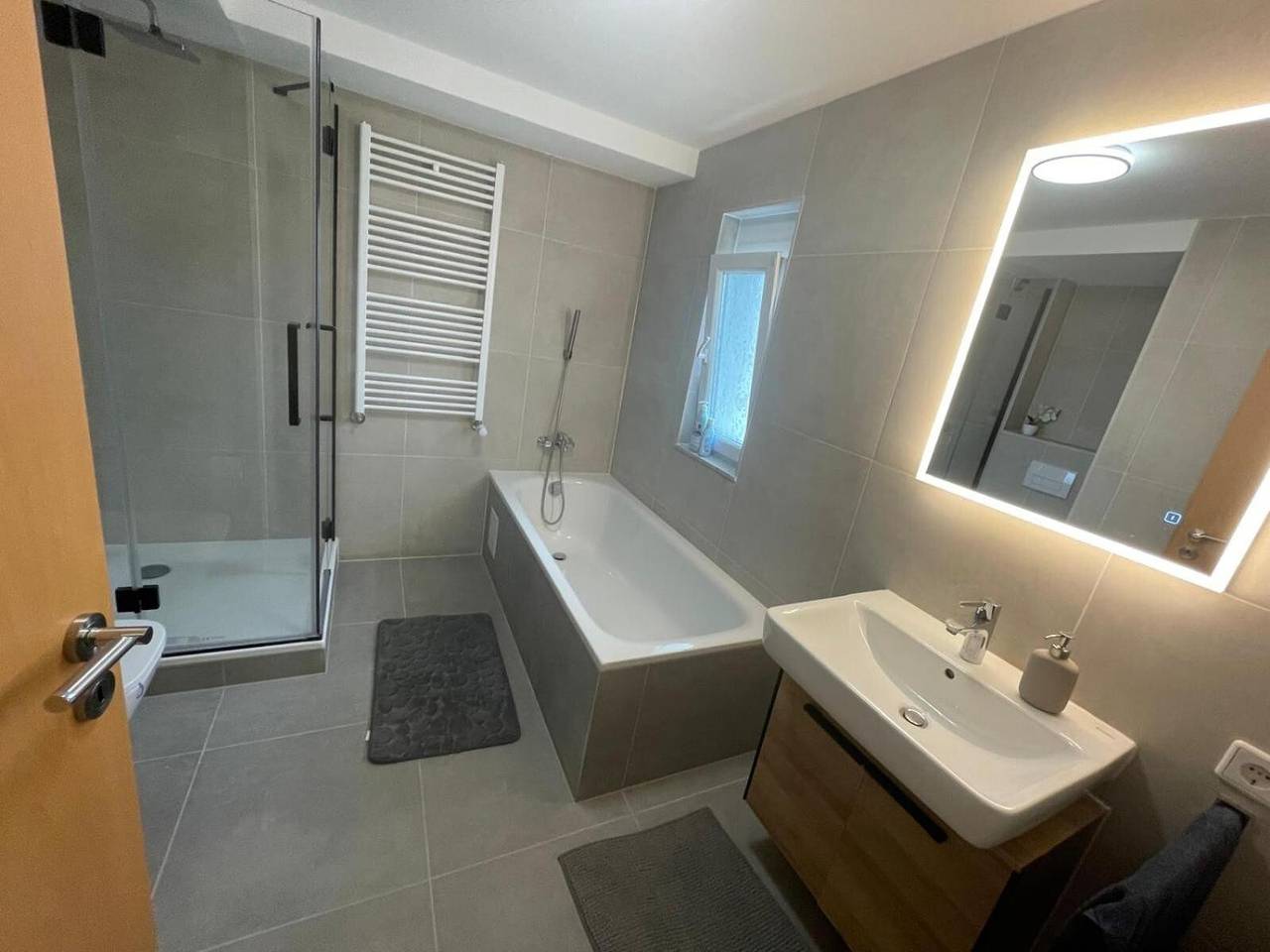 Zimmer 'Quite Suite mit Bad' mit Bergblick, Wlan und Klimaanlage in Frankfurt, Südhessen