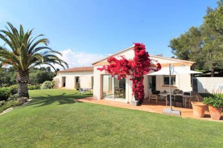 Location de vacances pour 9 personnes, avec piscine ainsi que balcon et jardin, adapté aux familles à La Crau - 2