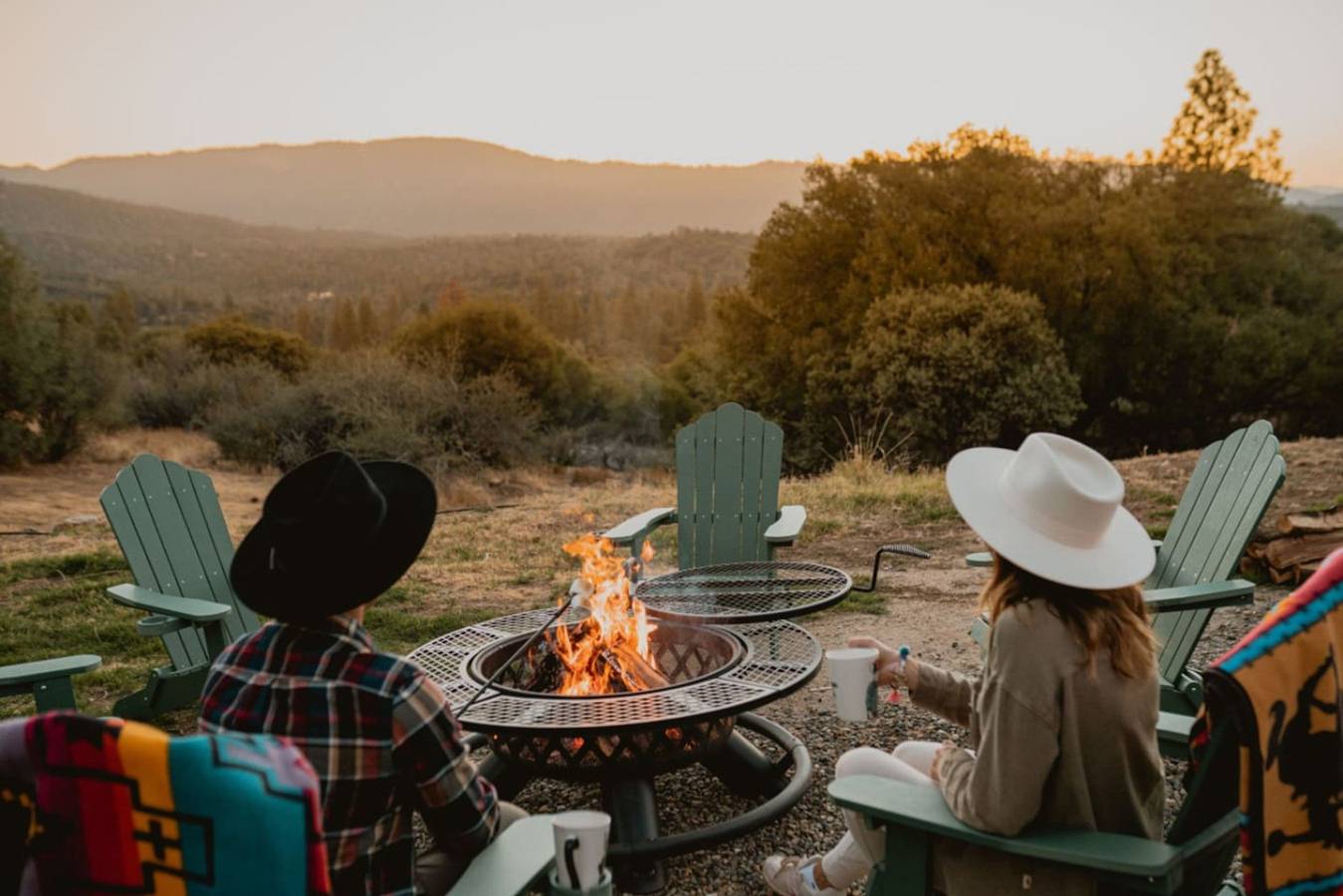 Entire studio, Scenic View Yosemite Cabin with hottub by Casa Oso in Mariposa County
