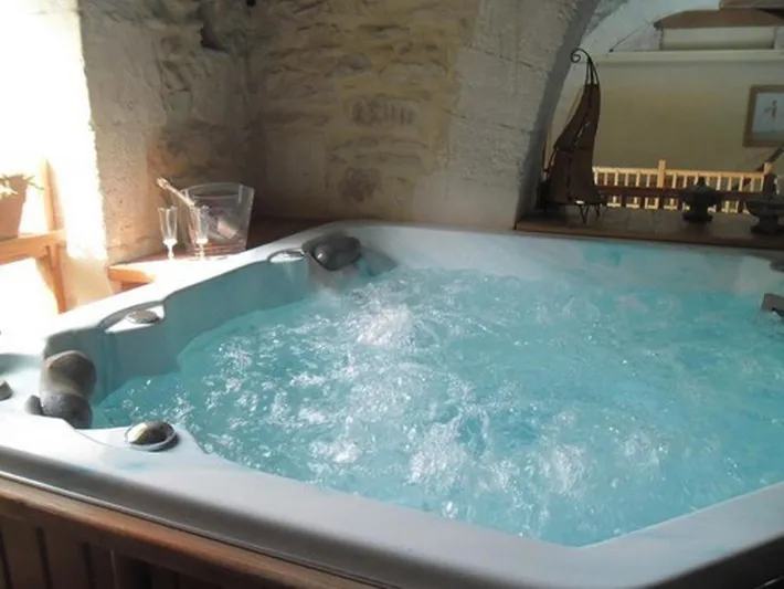 Alojamiento y desayuno para 2 personas, con jardín y jacuzzi además de sauna y piscina - 1