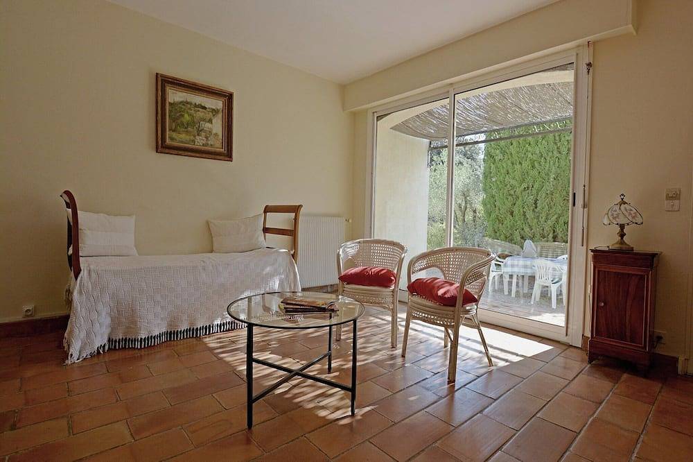 Mediterranean Garden Retreat in Vergèze, Nimes region