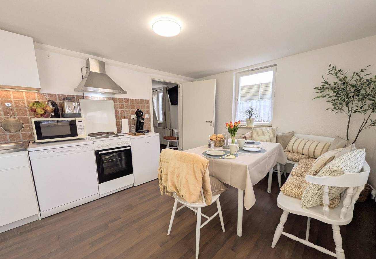 Ganze Ferienwohnung, Ferienwohnung Orange 1.Og Kassel: 1-4 Betten | Zentral & Ruhig | 3 Min. zur Tram und Zug in Oberzwehren, Kassel