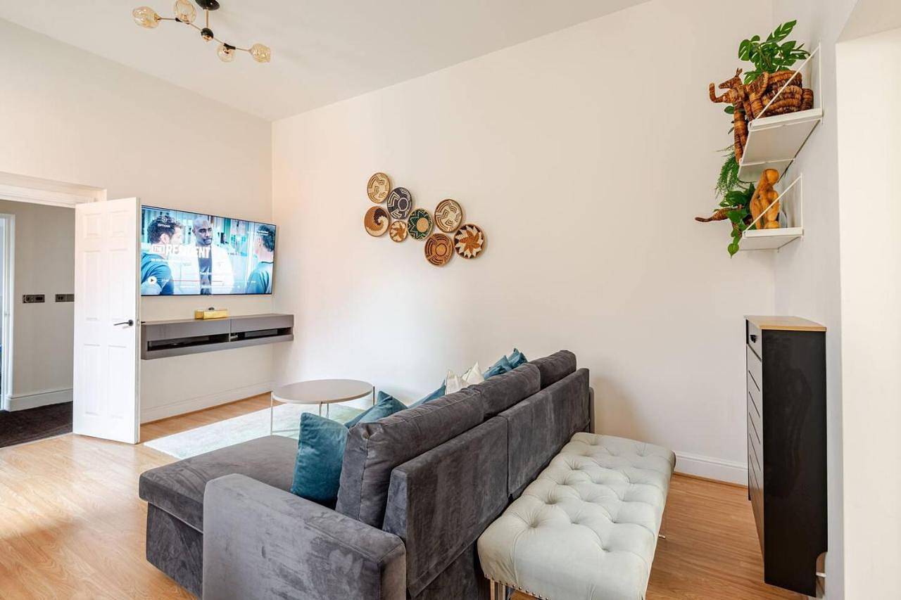 Entire apartment, Stylish flat in central location with free parking in Swindon, North Wessex Downs
