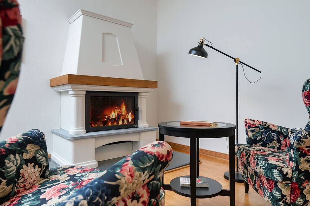 Ganze Wohnung, \"Kaminzimmer\", Ferienwohnung im Herrenhaus, Wlan frei,  72qm, 2-(4) Pers. in Vitzdorf, Fehmarn