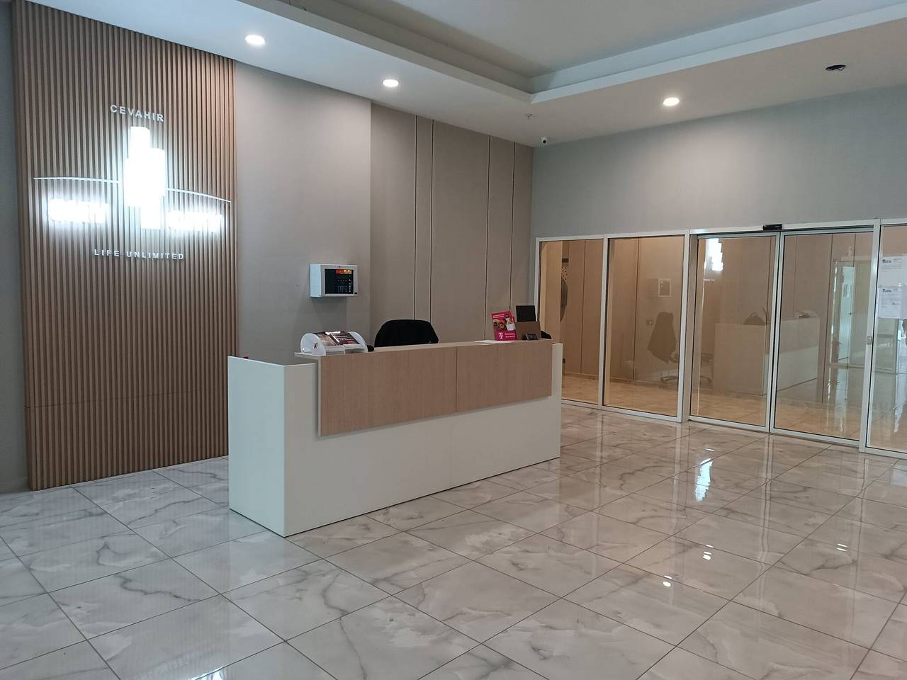 Ganze Wohnung, Eigentumswohnung im 19. Stock in Cevahir mit Pool und Fitness in Skopje, Nordmazedonien