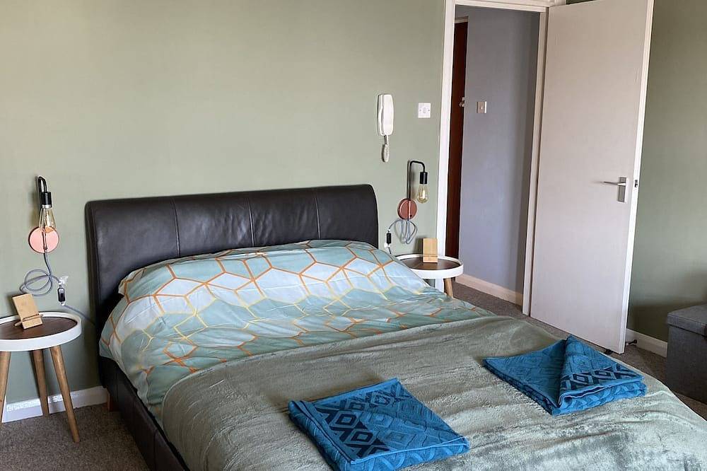 Entire apartment, Beautiful central studio flat in town with sea views & parking. Pet friendly. in Bognor Regis, West Sussex