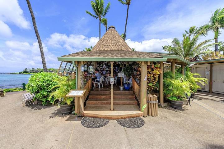 Beach rental for 2 people, with pool and yard as well as balcony and hot tub on Maui