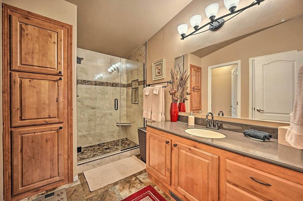 Near Hiking: Munds Park Cabin w/ Deck & Yard in Munds Park, Oak Creek Canyon