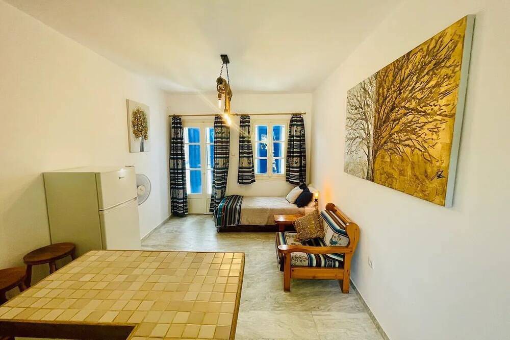 Ganze Wohnung, No:3 Self Catering family apartment short walk to Agathopes, Komito and Fetouri in Poseidonia, Syros