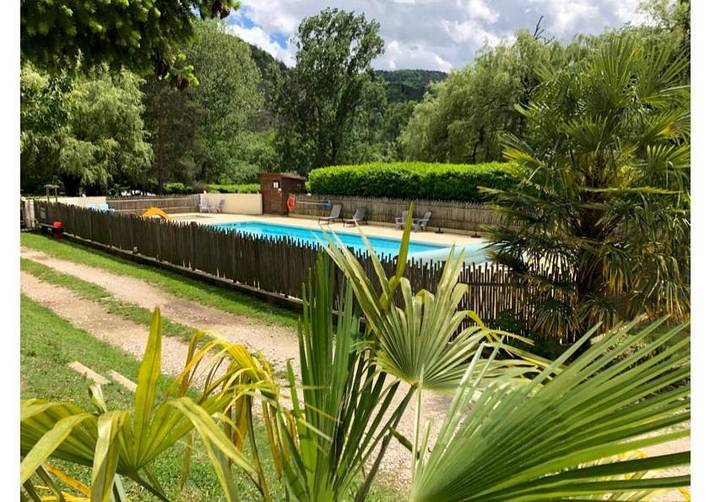 Camping pour 5 personnes, avec piscine et terrasse ainsi que vue et bassin pour enfant