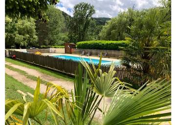 Gîte pour 5 personnes, avec terrasse et bassin pour enfant ainsi que vue et piscine à Colombier-le-Vieux