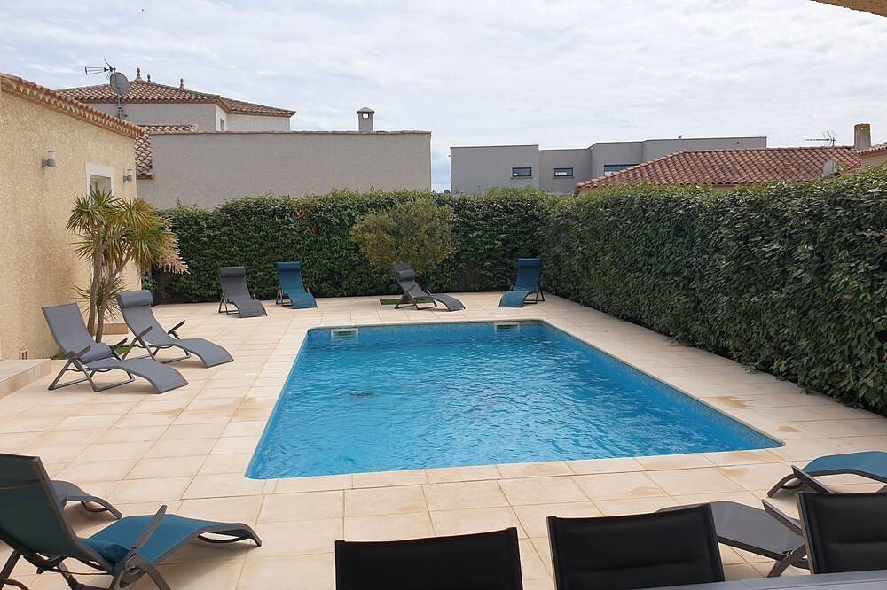 Villa Avec Piscine Privée et Salle de Jeux Proche des Plages in Vendres, Côte d'Améthyste