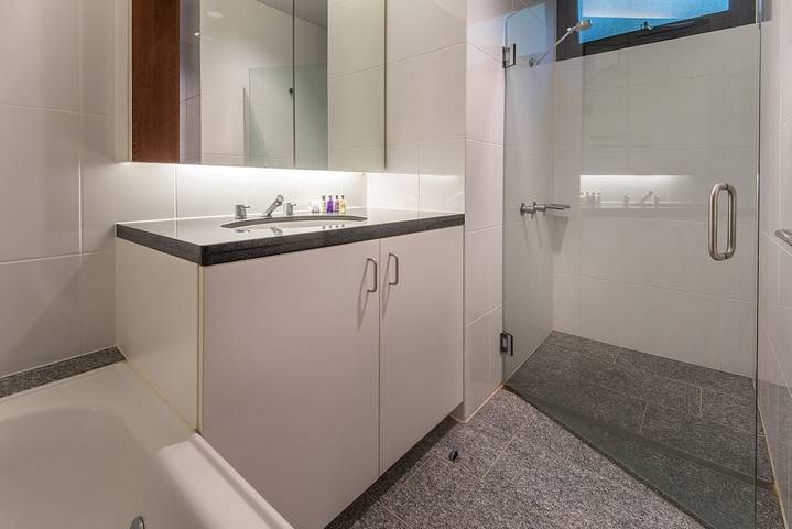 Holiday home for 8 people, with balcony and pool in Hamilton Island