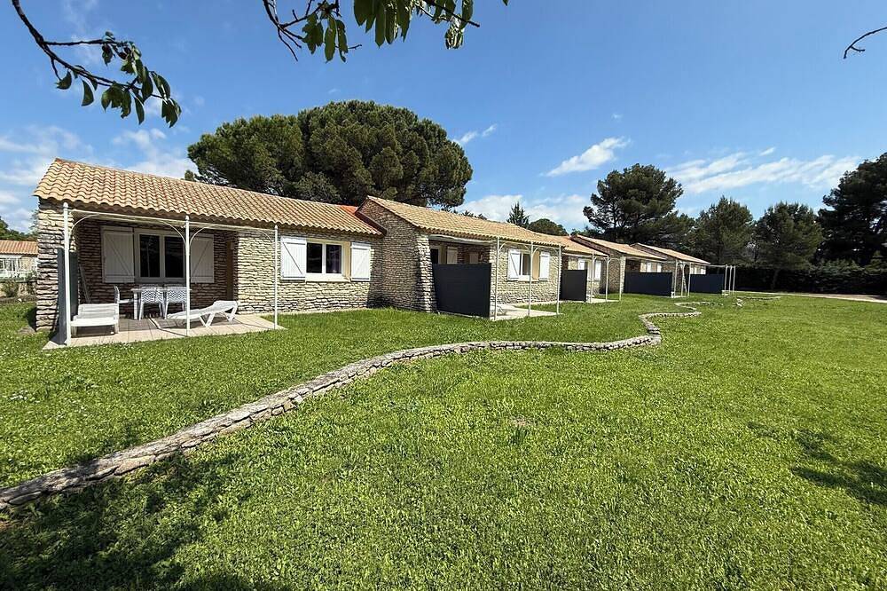 Ganze Wohnung, Stone cottage in leafy residence in La Roque-sur-Pernes, Vaucluse