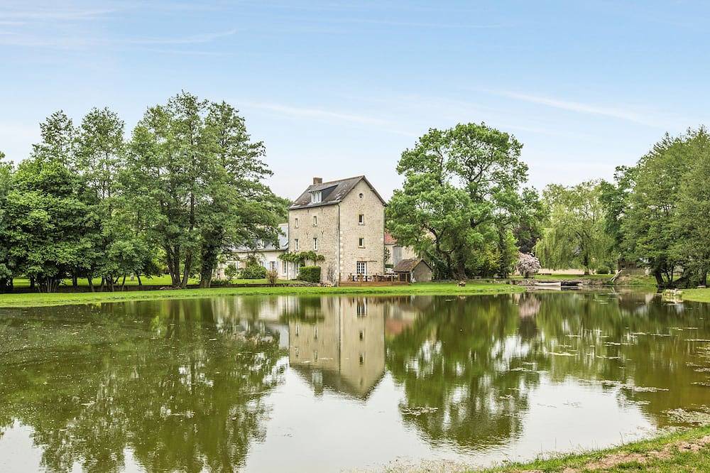 Ancien moulin du Xix et son étang au coeur des Châteaux de la vallée de la Loire in Reugny, Région de Tours