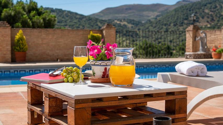 Chalet para 8 personas, con jacuzzi además de balcón/terraza y piscina, Se admiten mascotas en Serranía de Ronda - 2