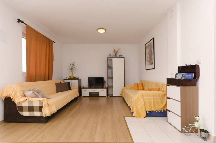 Ganze Wohnung, Apartments Mila Family with pool in Tribunj, Šibenik-Knin