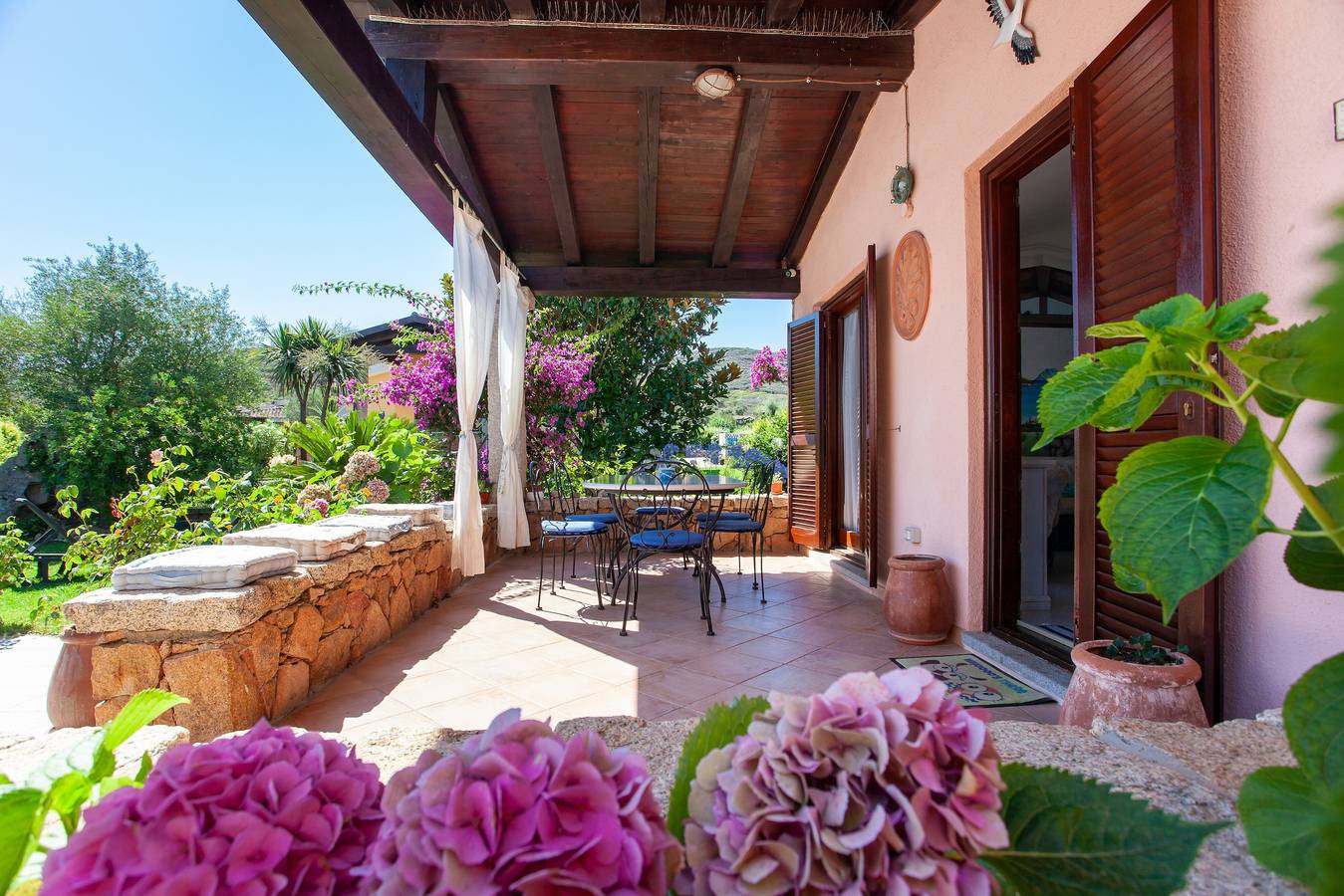"Villetta Le Rose" mit Meerblick, Pool, Wlan, Garten und Terrassen in Lu Miriacheddu, San Teodoro