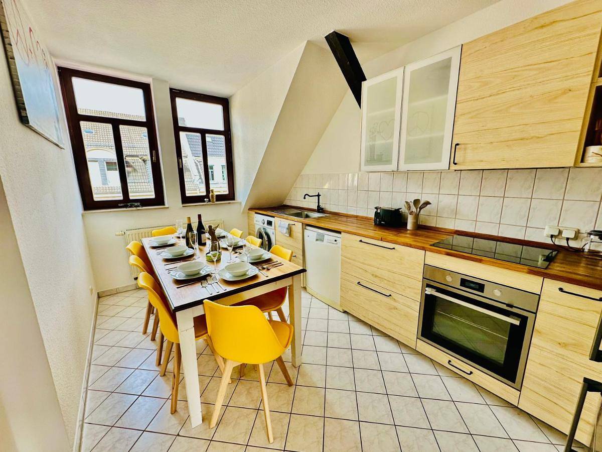 Ganze Wohnung, Massive Karli Loft - over 130 meters floor space - home theater room - 4 private sleeping areas - best location in Leipzig in Leipzig-Süd, Leipzig
