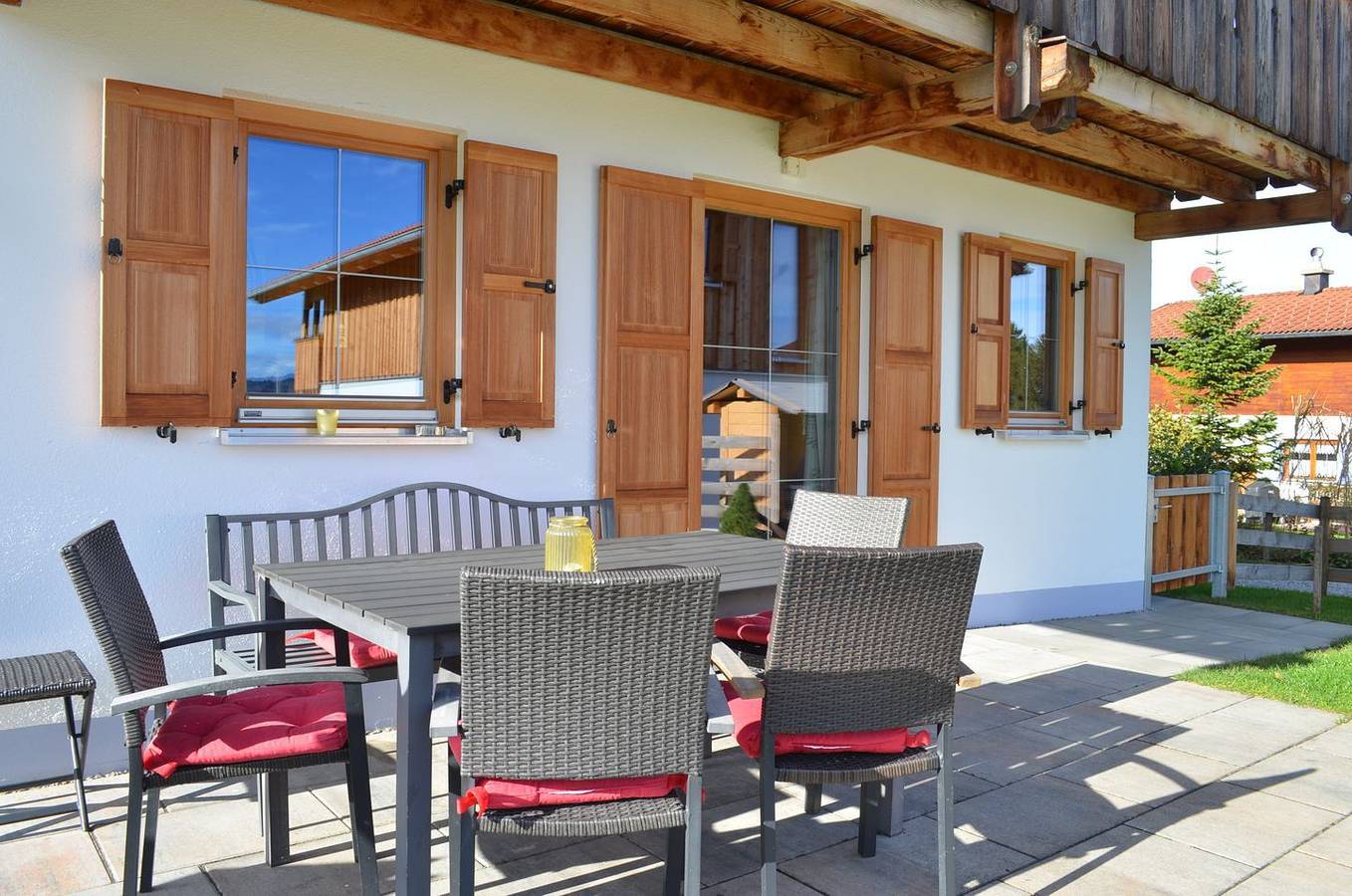 Komfortables Ferienhaus im Feriendorf Via Claudia mit Sauna, Seeblick und Kamin in Lechbruck am See, Bayerisch Schwaben