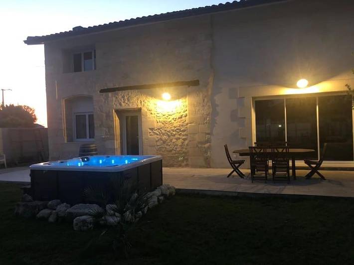 Location de vacances pour 10 personnes, avec Jacuzzi ainsi que Terrasse et Jardin à Soussans