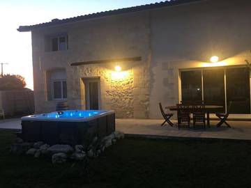 Gîte pour 10 personnes, avec jardin et jacuzzi à Soussans