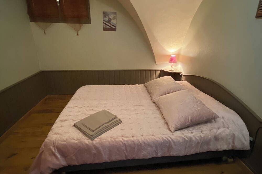 Entire apartment, Champsaur : Authentic gîte 1250m - Exceptional mountain view - Garden in Saint-Bonnet-en-Champsaur, Écrins National Park