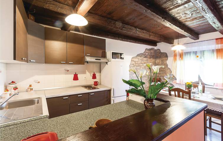 Gemütliche Wohnung mit Terrasse, in Strandnähe und mit kostenlosen Parkplätzen in Marčana, Südküste Istrien