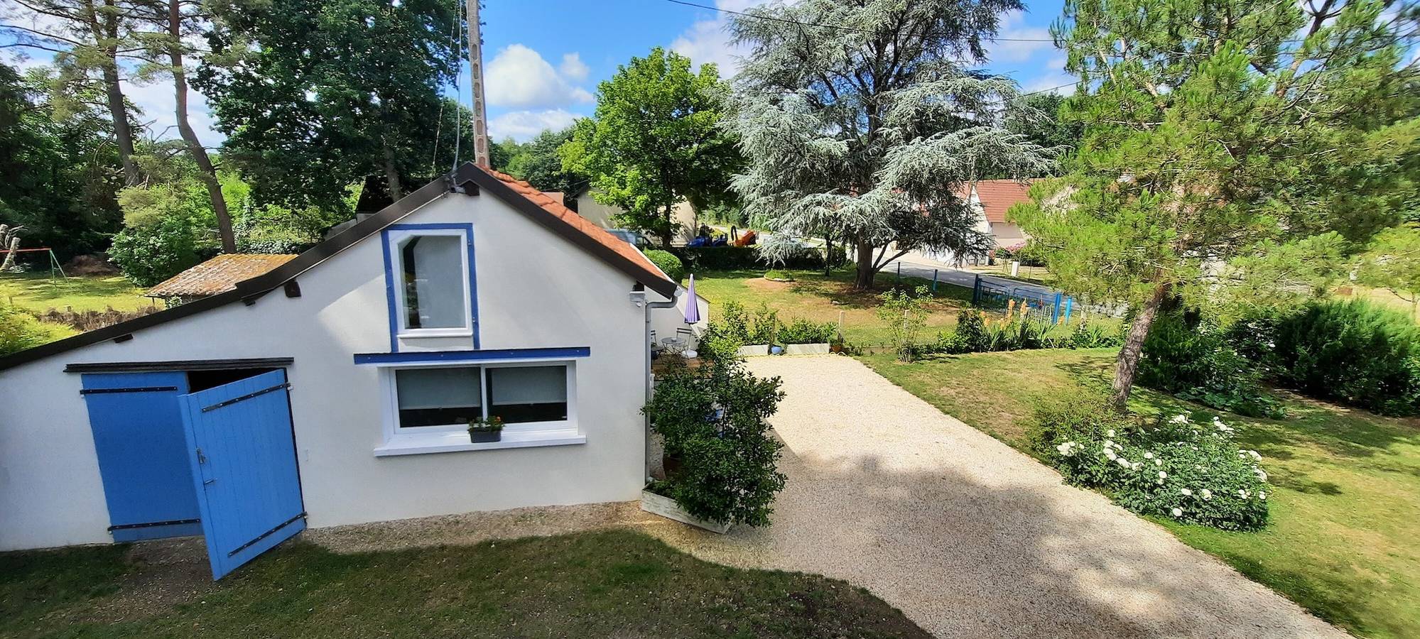 Gîte indépendant dans parc arboré avec terrasse partagée, jardin commun et Wi-Fi in Brinon-sur-Sauldre, Sologne
