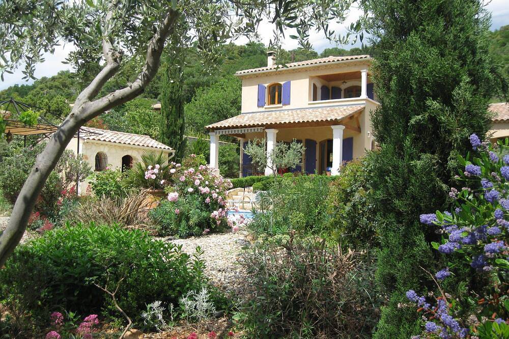 Entire apartment, New studio in beautiful property with swimming pool and views of the Ardèche gorges in Saint-Martin-d'Ardèche, Gorges de l’Ardèche