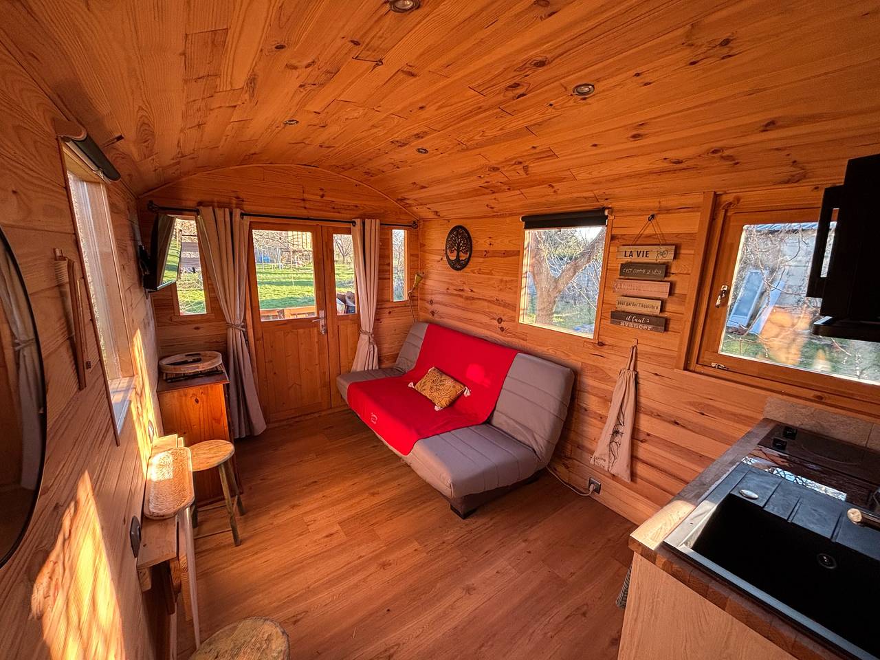 Cabane 'La Roulotte Saintaise' avec Terrasse Privée, Jardin Partagé et Climatisation in Saintes, Région de Saintes