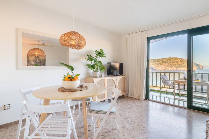 Apartamento inteiro, Apartamento “Marsella” com vista mar renovado e moderno, com Wi-Fi in Port de Sóller, Sóller