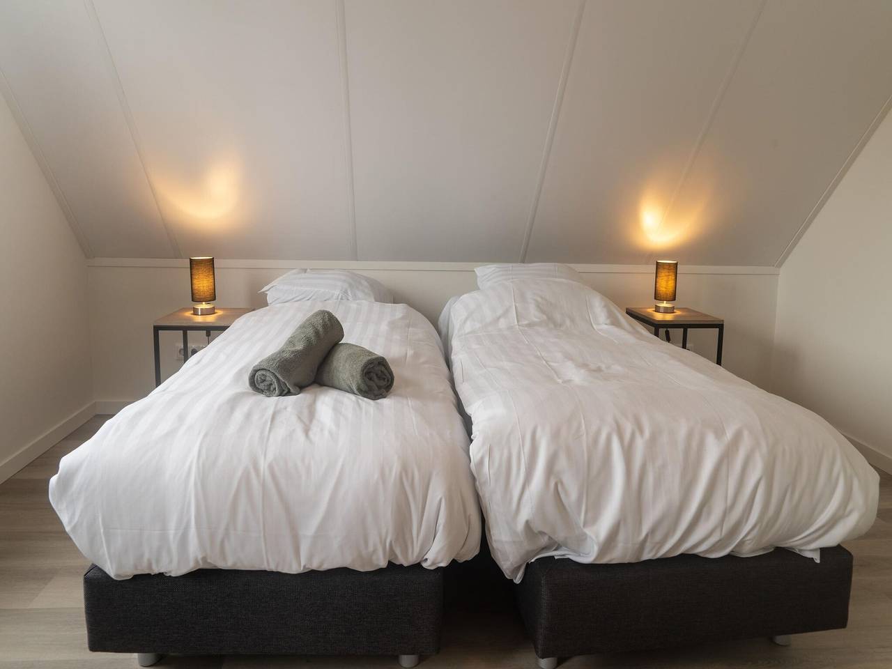 Lakeview villa with swimming and fishing pier in Bernisse, Nederlandse Noordzeekust