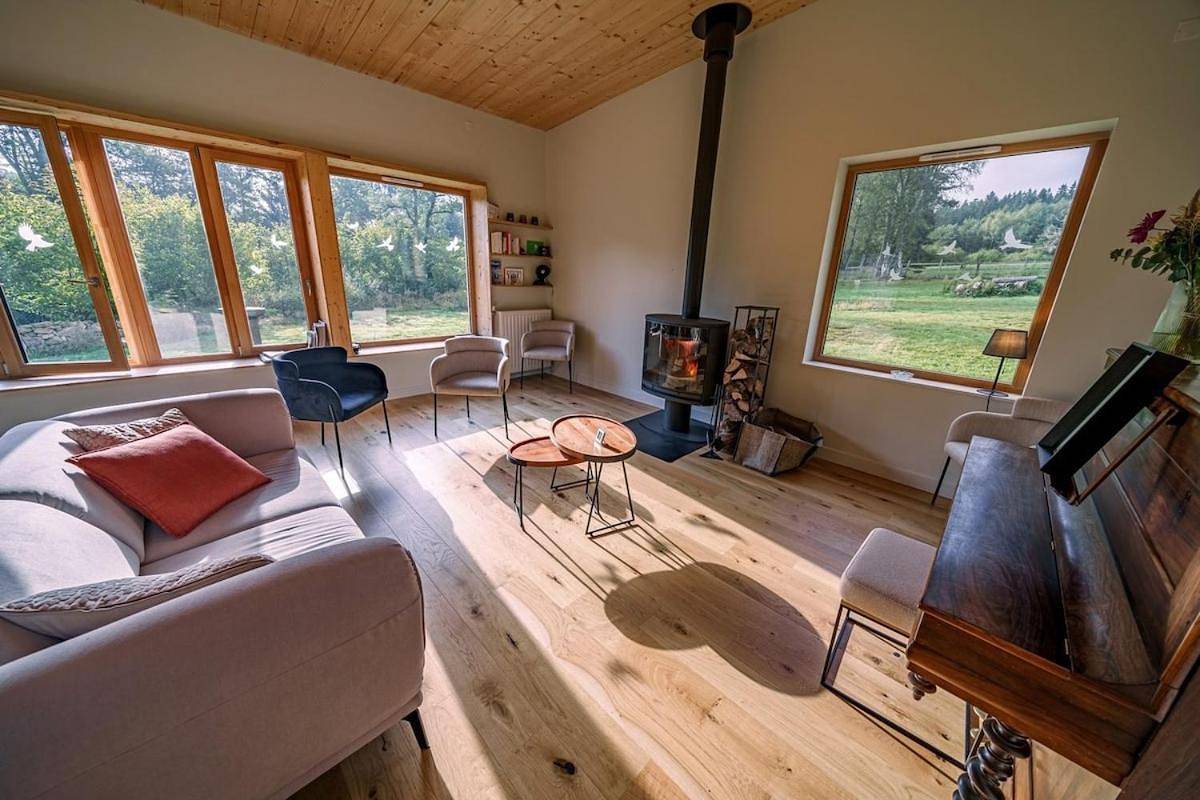 Elégante maison 225 m2, au Vert, 10 personnes, 5 chambres, 5 salles de bain in Saint-Bonnet-le-Chastel, Parc Naturel Régional Livradois-Forez