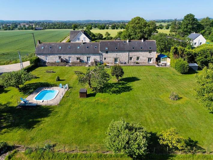 Gîte pour 2 personnes, avec Terrasse et Jardin ainsi que Piscine et Vue à Madré