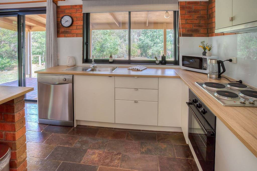 Rückzugsort am Fluss in einem ruhigen Hof, nur wenige Gehminuten von Cafés und Pub entfernt in Porepunkah, Alpine Shire