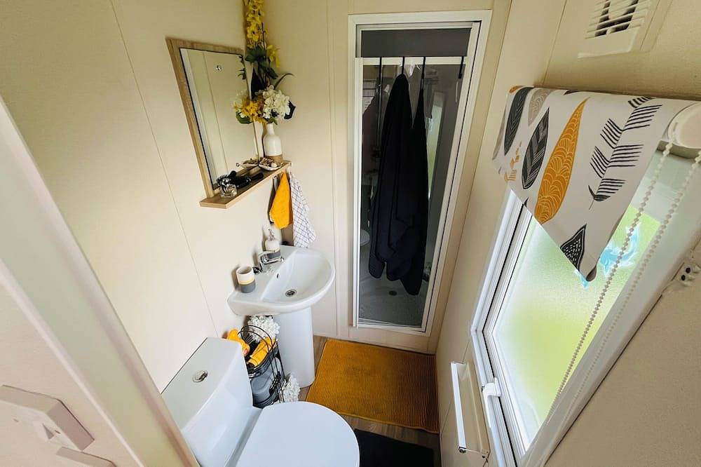 Mindful caravan stay w/one suitcase. Sleeps ≤4. Garden seating, Tv-detox + Wifi. in Selsey, West Sussex