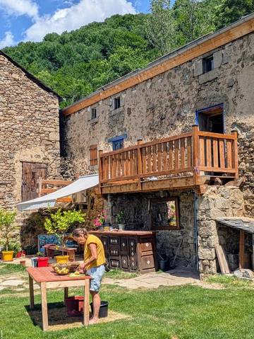 Cottage pour 4 personnes, avec jardin ainsi que vue et balcon à Enveitg